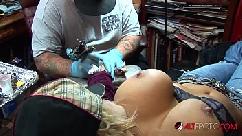 Shyla stylez viene tatuata mentre gioca con le sue tette